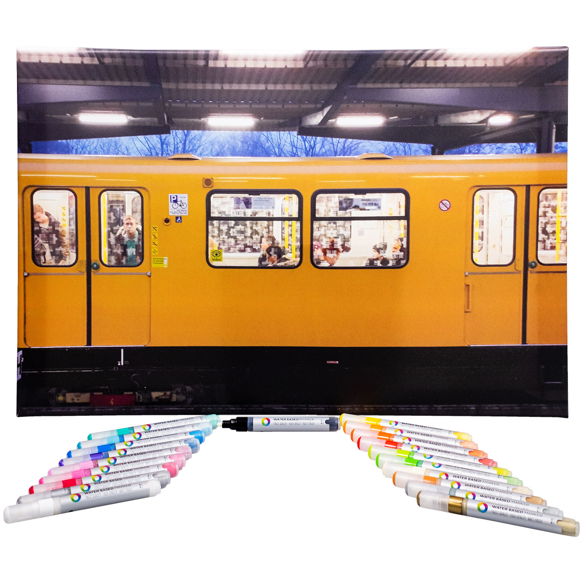 Fotodruck Leinwand "U-Bahn - Dora Big" (40x60cm) inkl. MTN "Water Based Marker 20er Set"